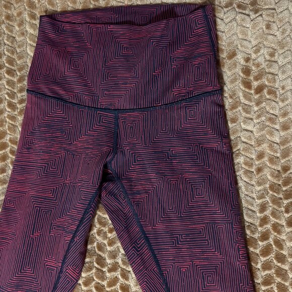 Like New Lululemon Wunder Under High-Rise 30" Maze Red Black Leggings Size 6 - Picture 4 of 12